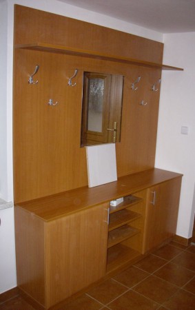 Šatní stěna třešeň
